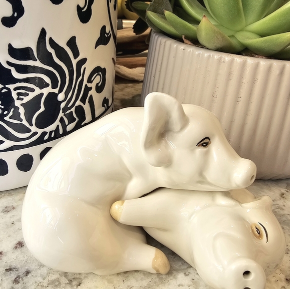 Fitz & Floyd White Ceramic Pig Figurines Salt & Pepper Shakers - Picture 3 of 9